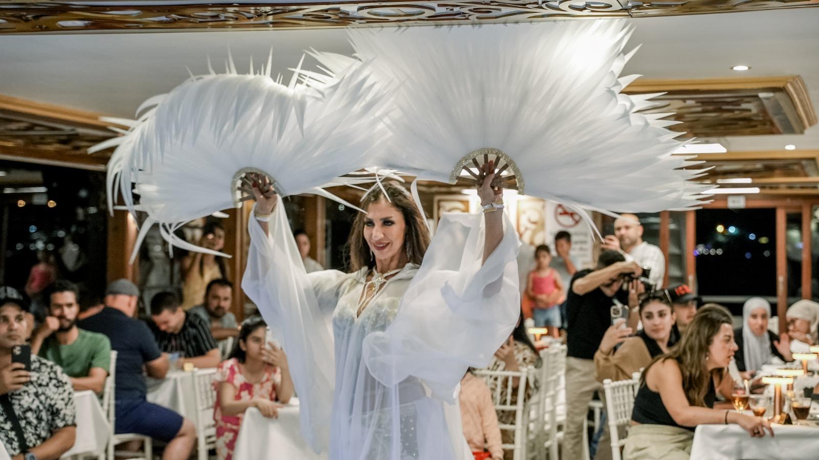 CLOSE TO SHOW PRİVATE TABLE WİTH ALCOHOL (Meeting Point)